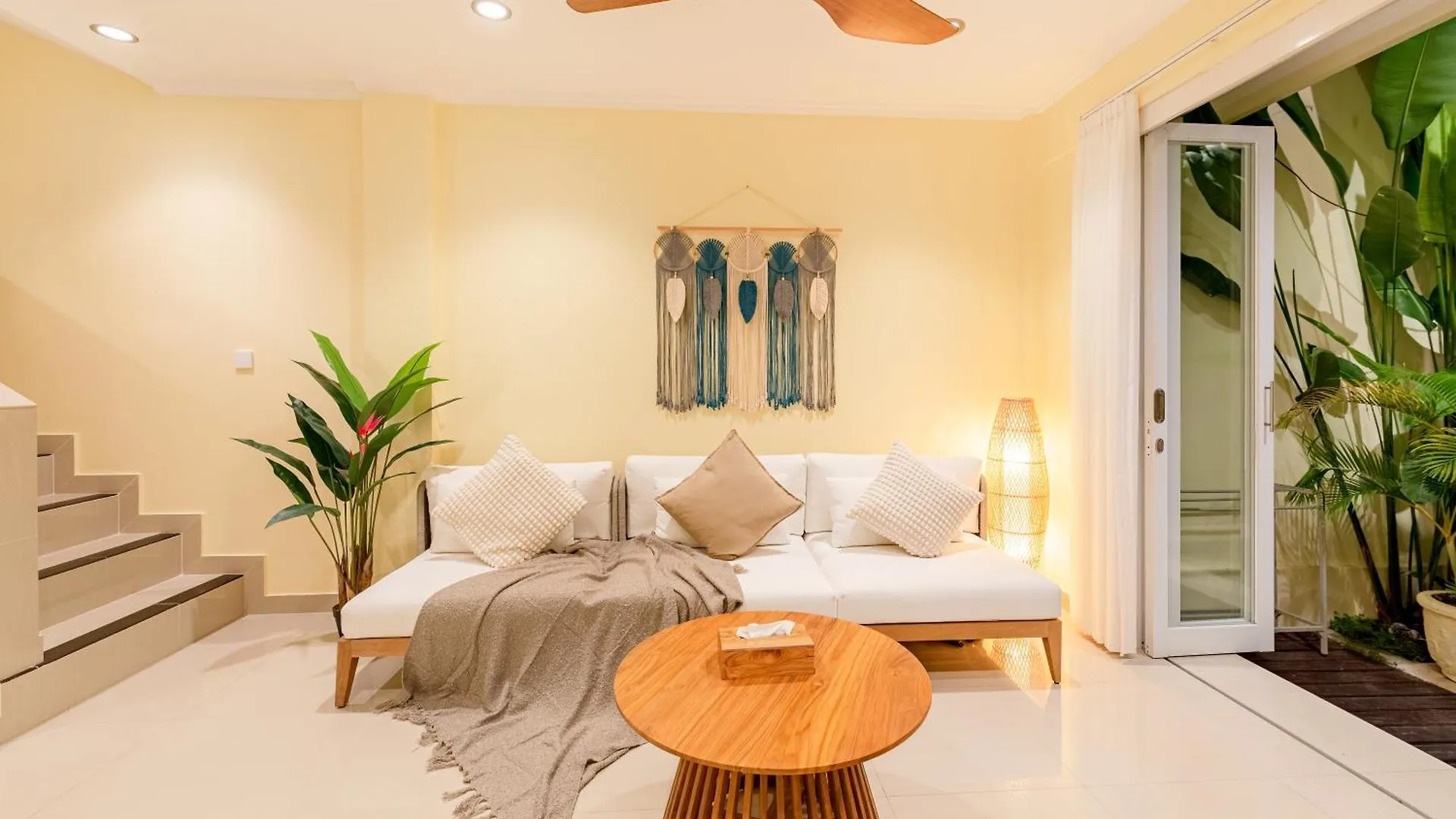 Seminyak Beach Villa Giola Kuta