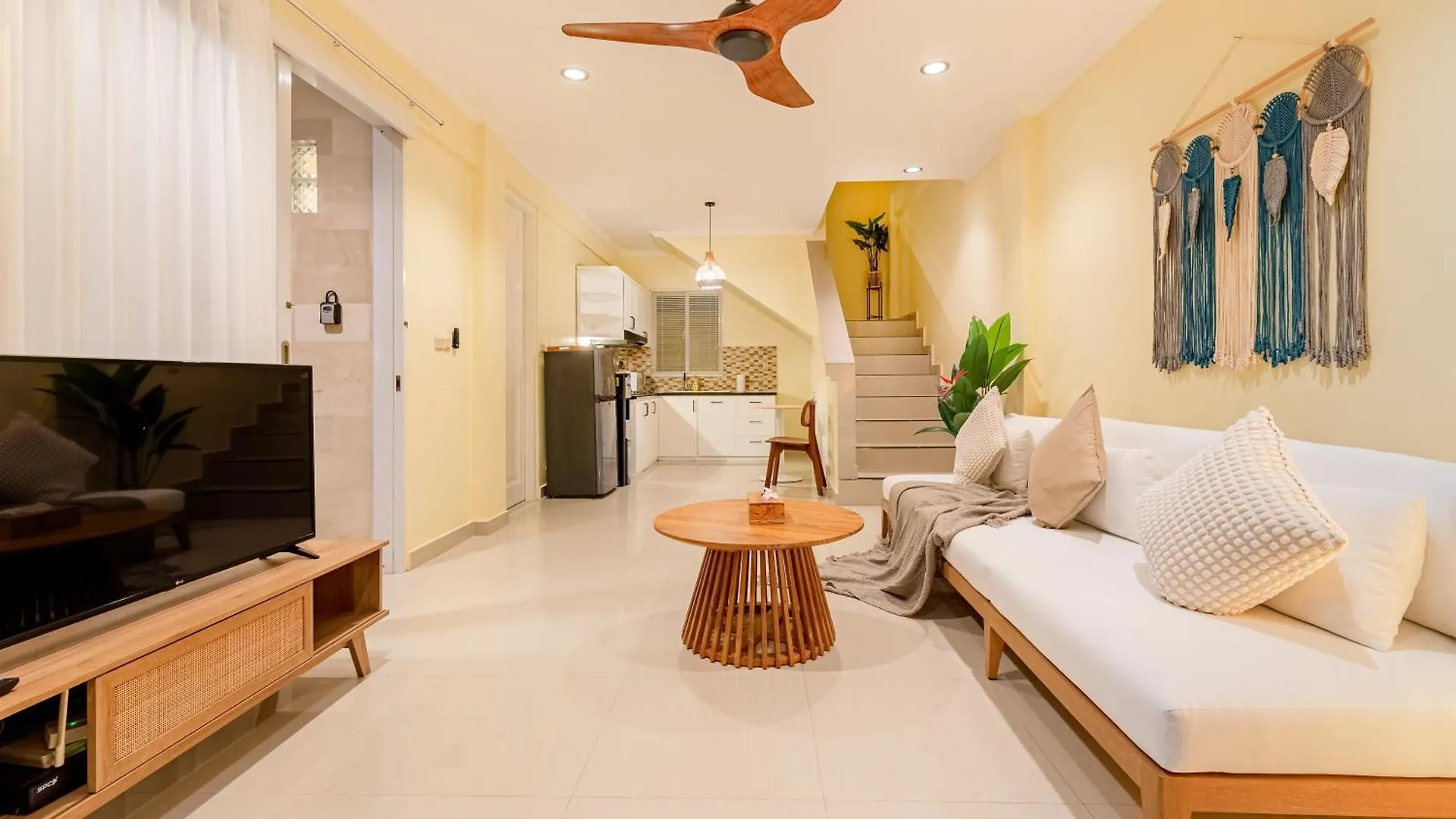 Seminyak Beach Villa Giola Kuta
