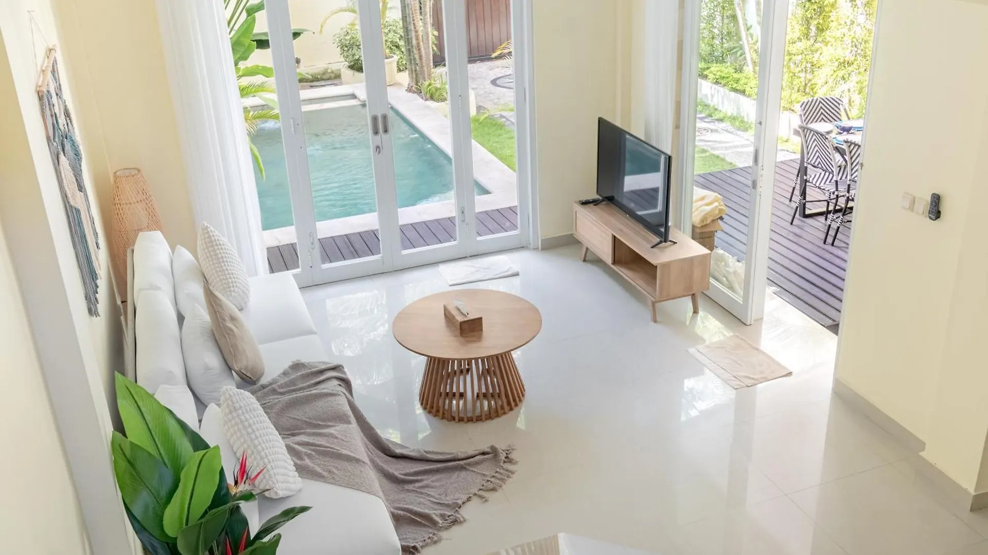 Seminyak Beach Villa Giola Kuta