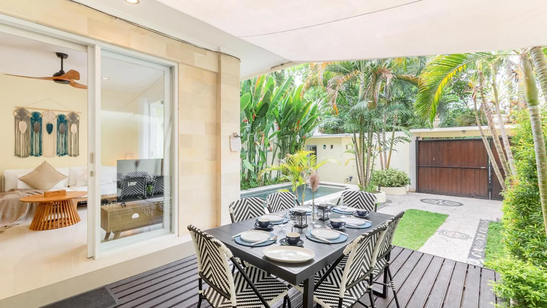 Seminyak Beach Villa Giola Kuta